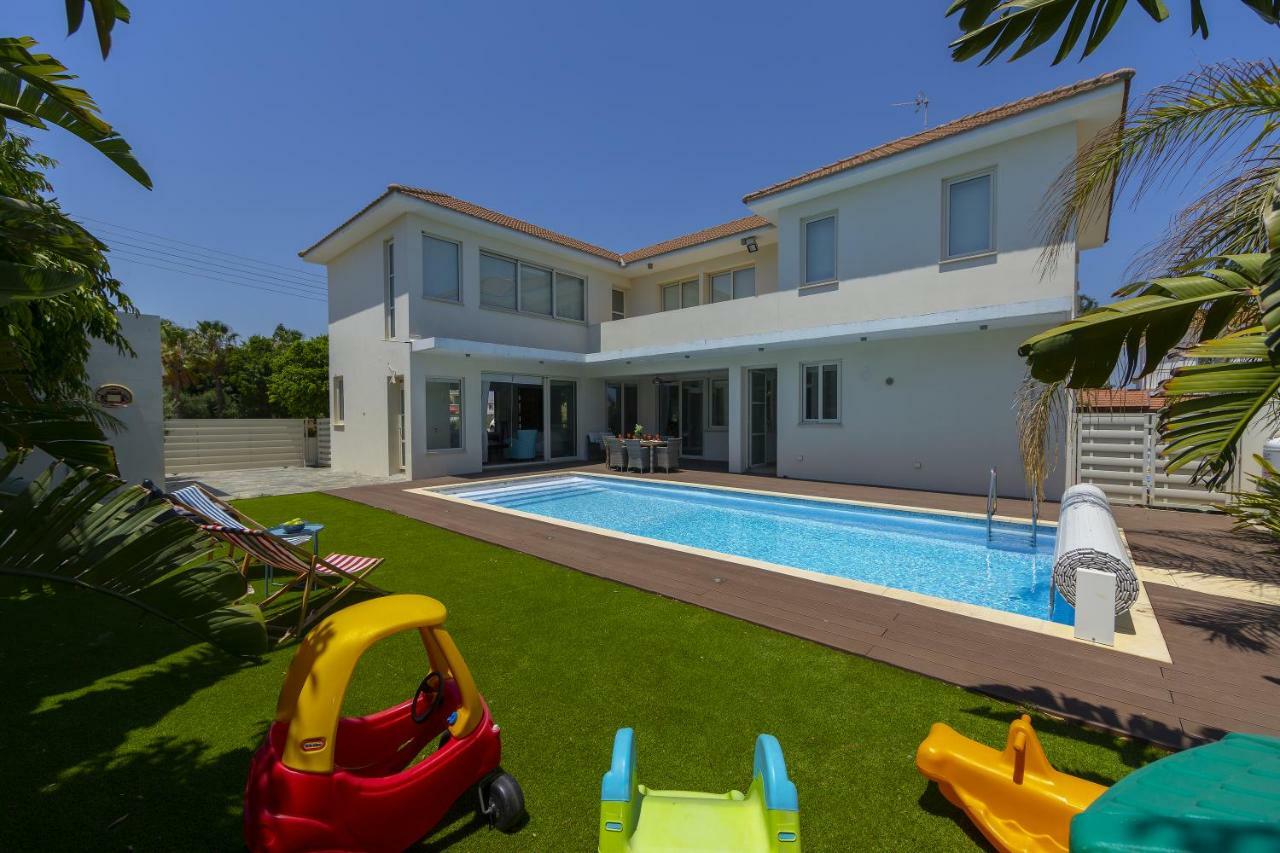 Marisol Kiti Willa Larnaca